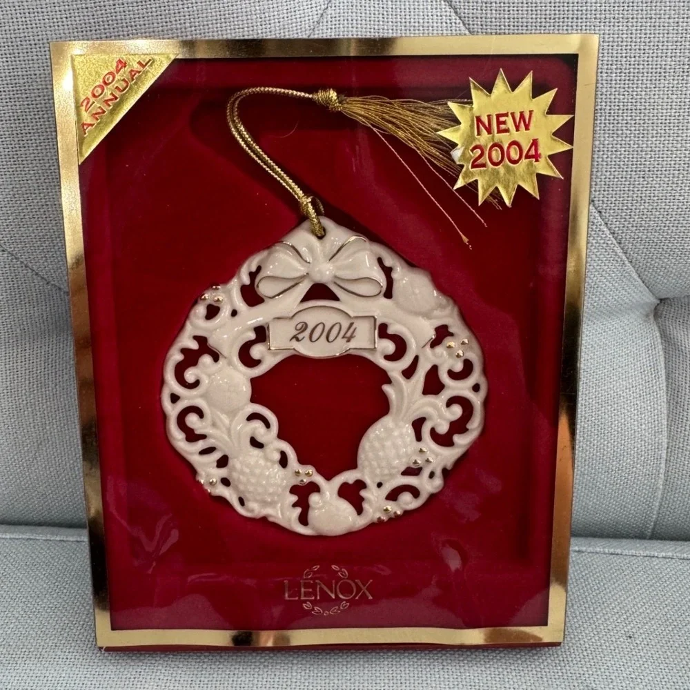 Lenox 2004 Annual Williamsburg Wreath Ornament Pierced Porcelain Gold 6339105